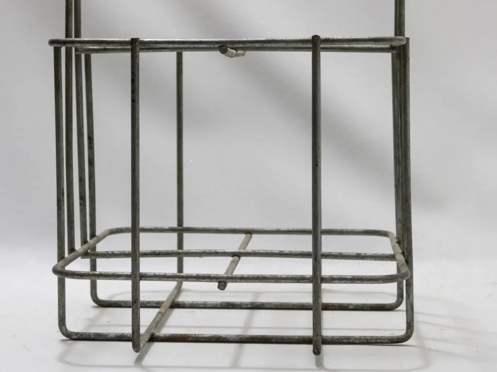 Porte-bouteilles vintage en métal gris pour six bouteilles