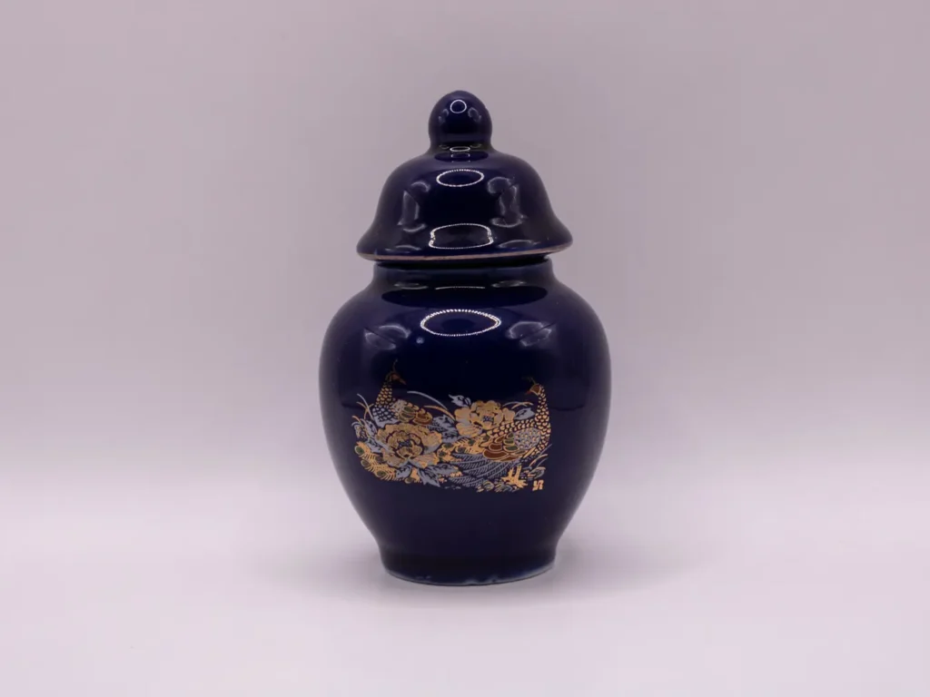 Pot à couvercle bleu décoratif avec motifs paon et fleurs