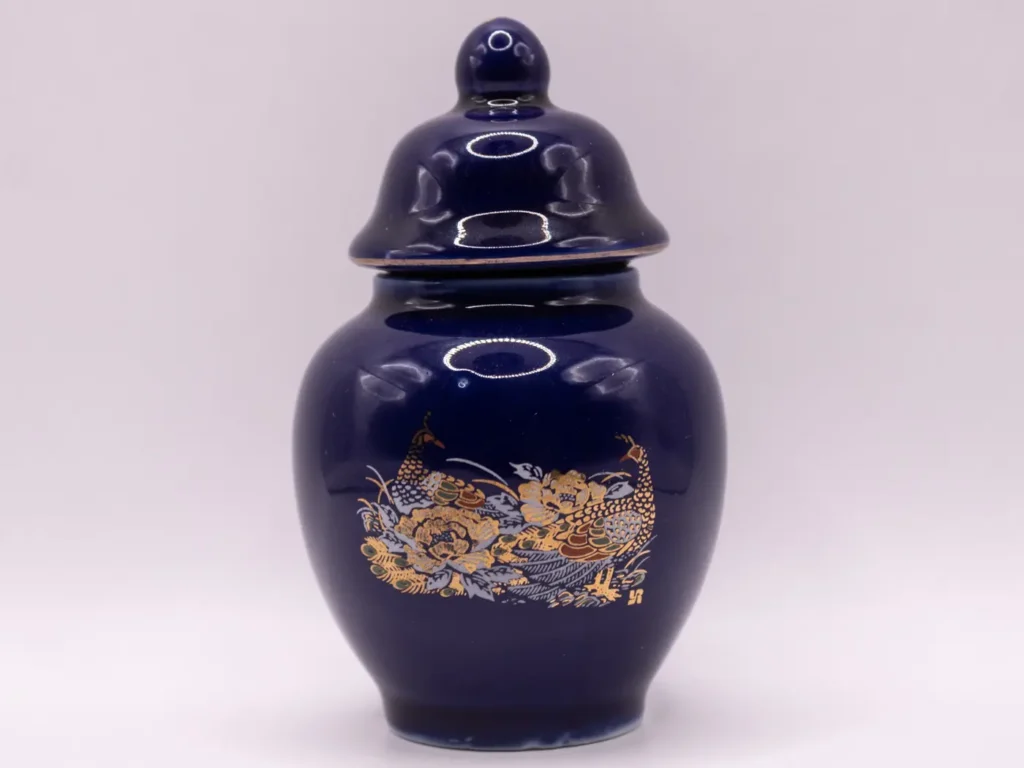 Pot à couvercle bleu décoratif avec motifs paon et fleurs