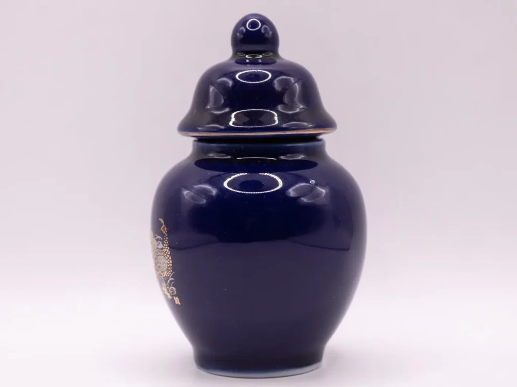 Pot à couvercle bleu décoratif avec motifs paon et fleurs