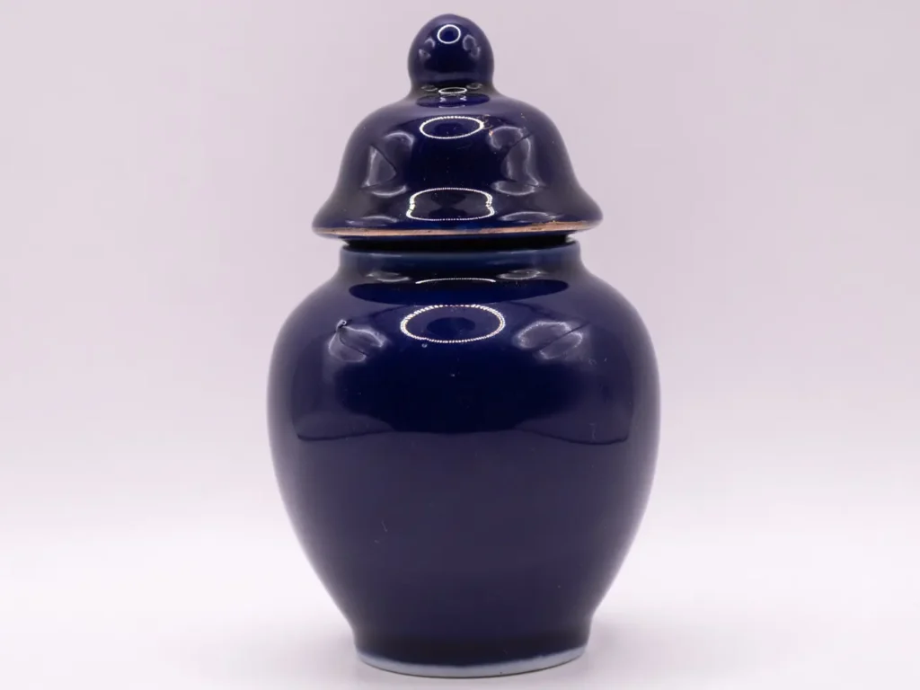 Pot à couvercle bleu décoratif avec motifs paon et fleurs