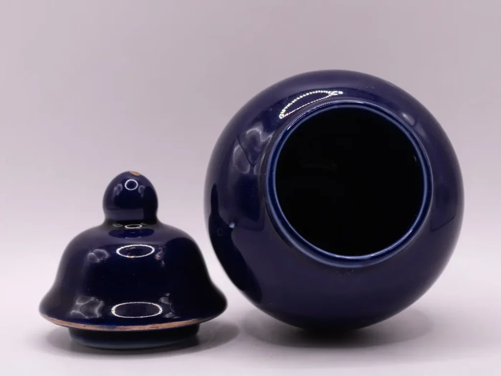 Pot à couvercle bleu décoratif avec motifs paon et fleurs