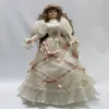 Poupée de collection en porcelaine, coiffure bourgeoise châtain