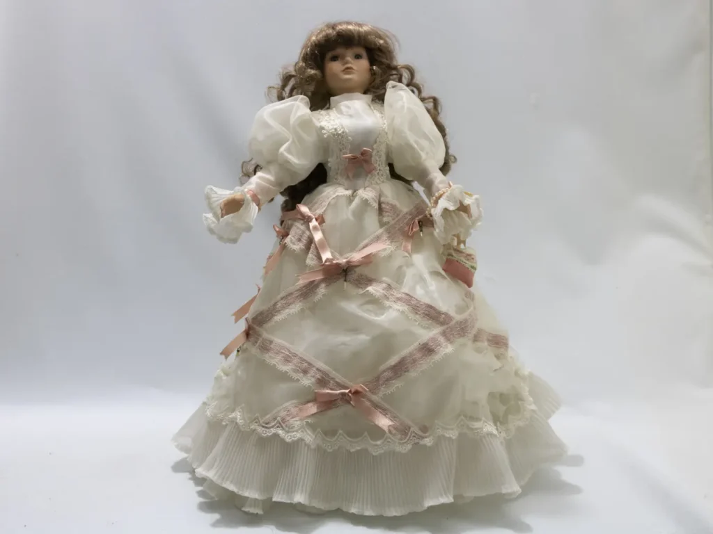 Poupée de collection en porcelaine, coiffure bourgeoise châtain