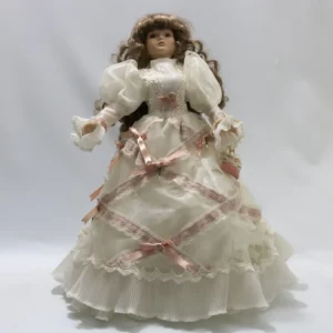 Poupée de collection en porcelaine, coiffure bourgeoise châtain