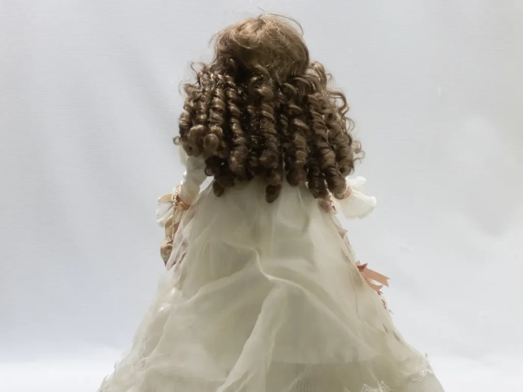 Poupée de collection en porcelaine, coiffure bourgeoise châtain