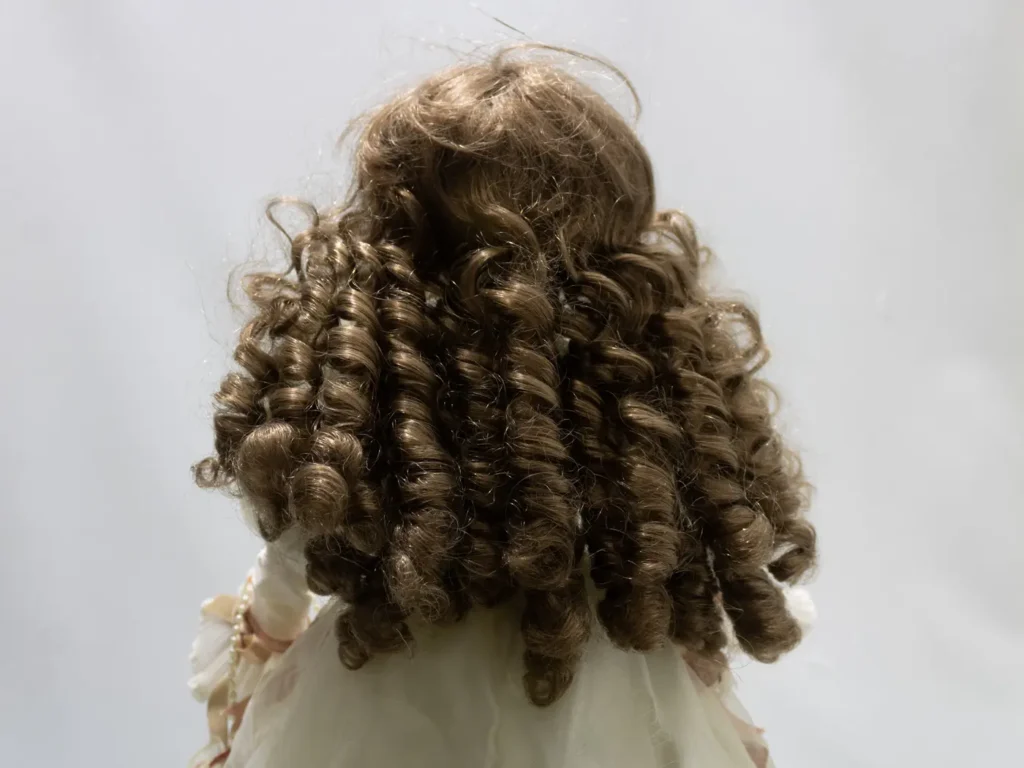 Poupée de collection en porcelaine, coiffure bourgeoise châtain