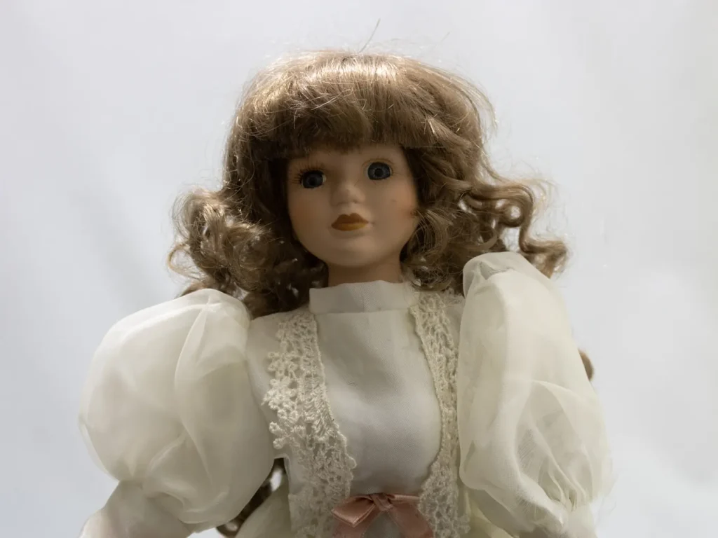 Poupée de collection en porcelaine, coiffure bourgeoise châtain