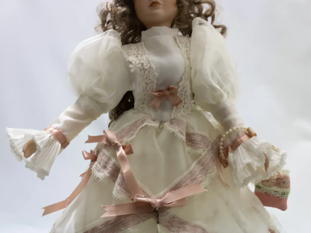 Poupée de collection en porcelaine, coiffure bourgeoise châtain
