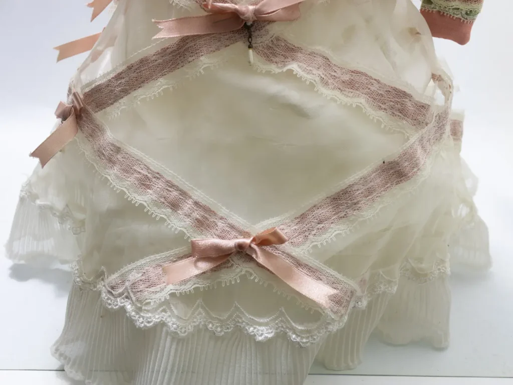 Poupée de collection en porcelaine, coiffure bourgeoise châtain