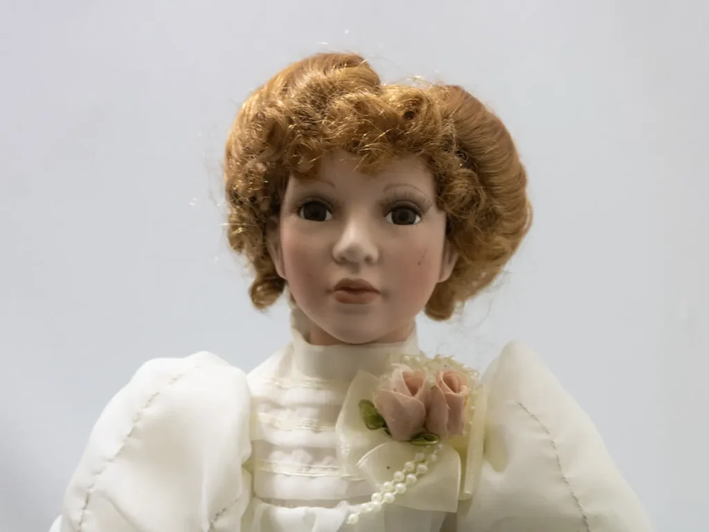 Poupée de collection vintage en porcelaine, mariée rousse