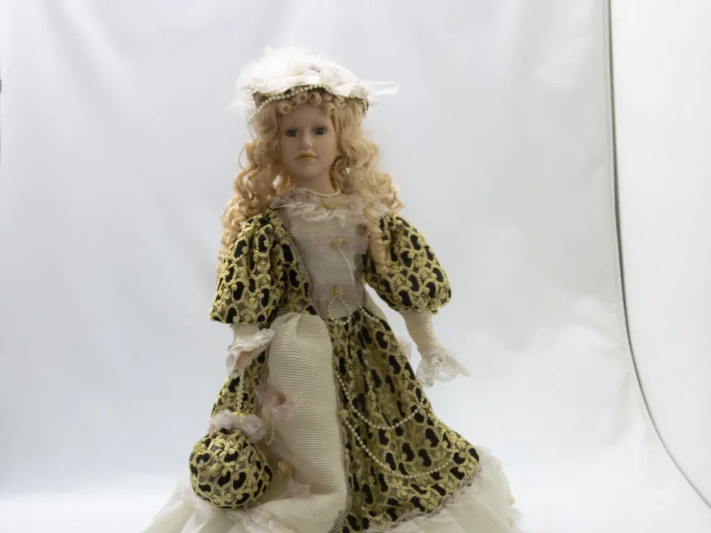 Poupée de porcelaine blonde ancienne avec robe bleue et dentelle