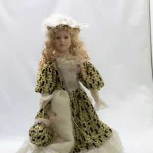 Poupée de porcelaine blonde ancienne avec robe bleue et dentelle