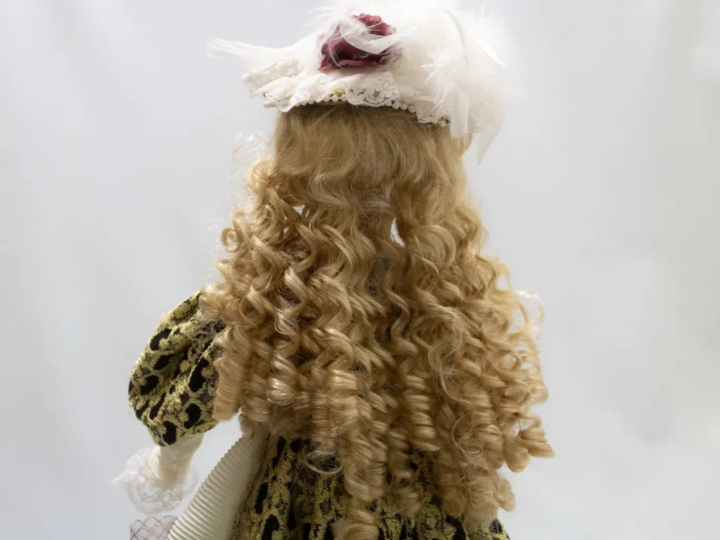 Poupée de porcelaine blonde ancienne avec robe bleue et dentelle
