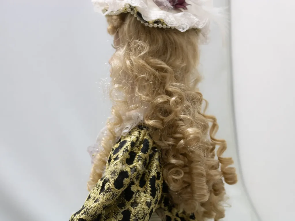 Poupée de porcelaine blonde ancienne avec robe bleue et dentelle
