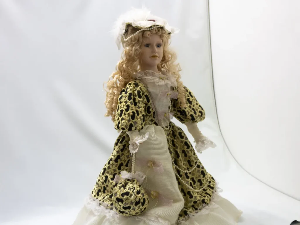 Poupée de porcelaine blonde ancienne avec robe bleue et dentelle
