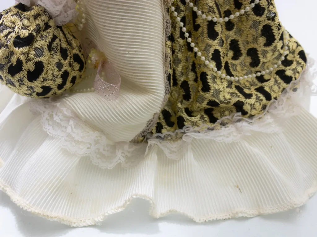 Poupée de porcelaine blonde ancienne avec robe bleue et dentelle