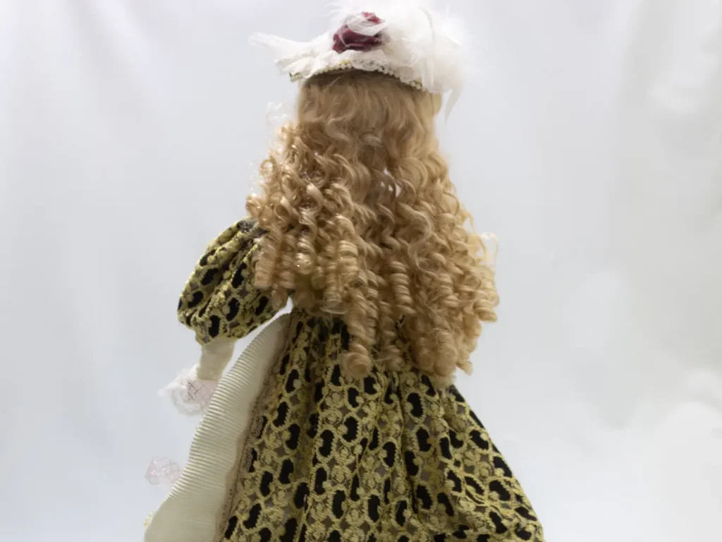 Poupée de porcelaine blonde ancienne avec robe bleue et dentelle