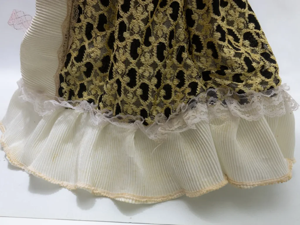 Poupée de porcelaine blonde ancienne avec robe bleue et dentelle