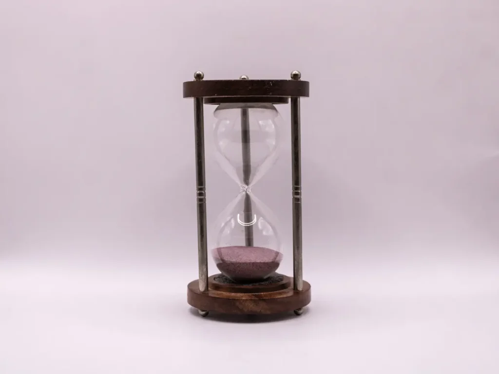 Sablier Ancien en Bois et Métal avec son Sable Violet Foncé