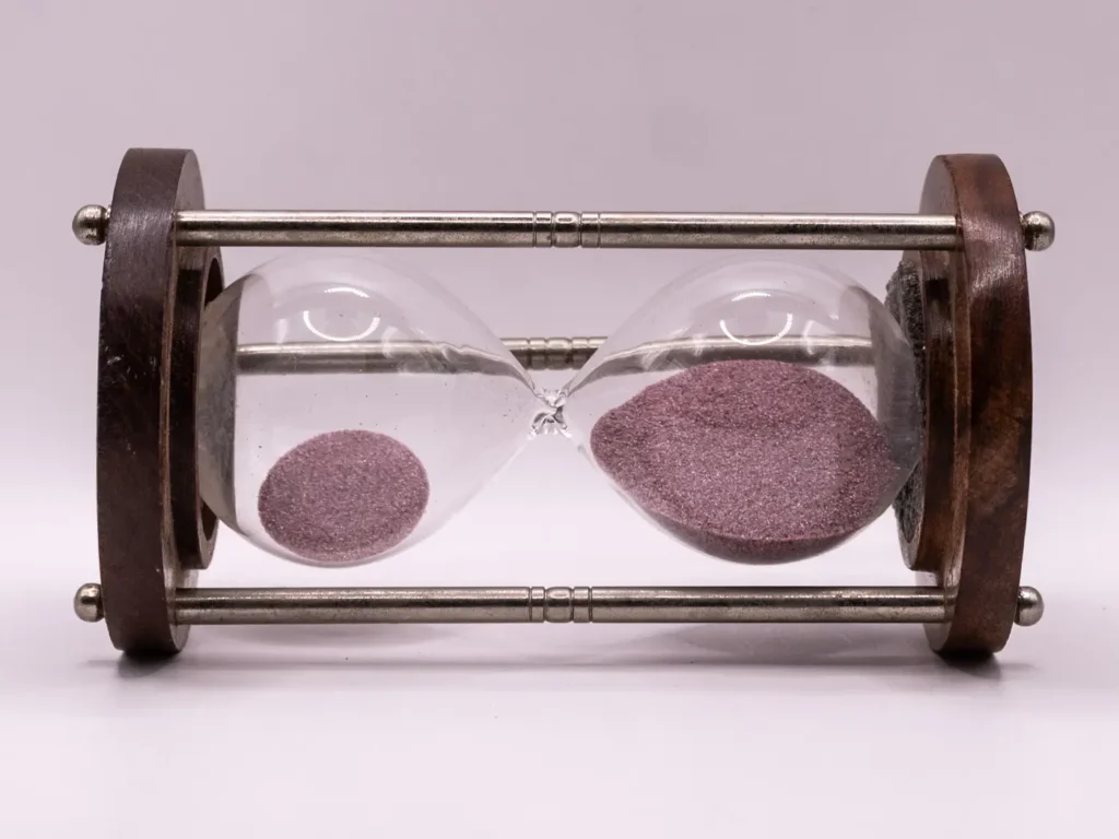 Sablier Ancien en Bois et Métal avec son Sable Violet Foncé