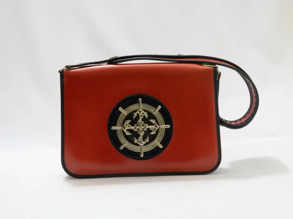 Sac à main vintage marin en cuir rouge, bleu marine et doré.