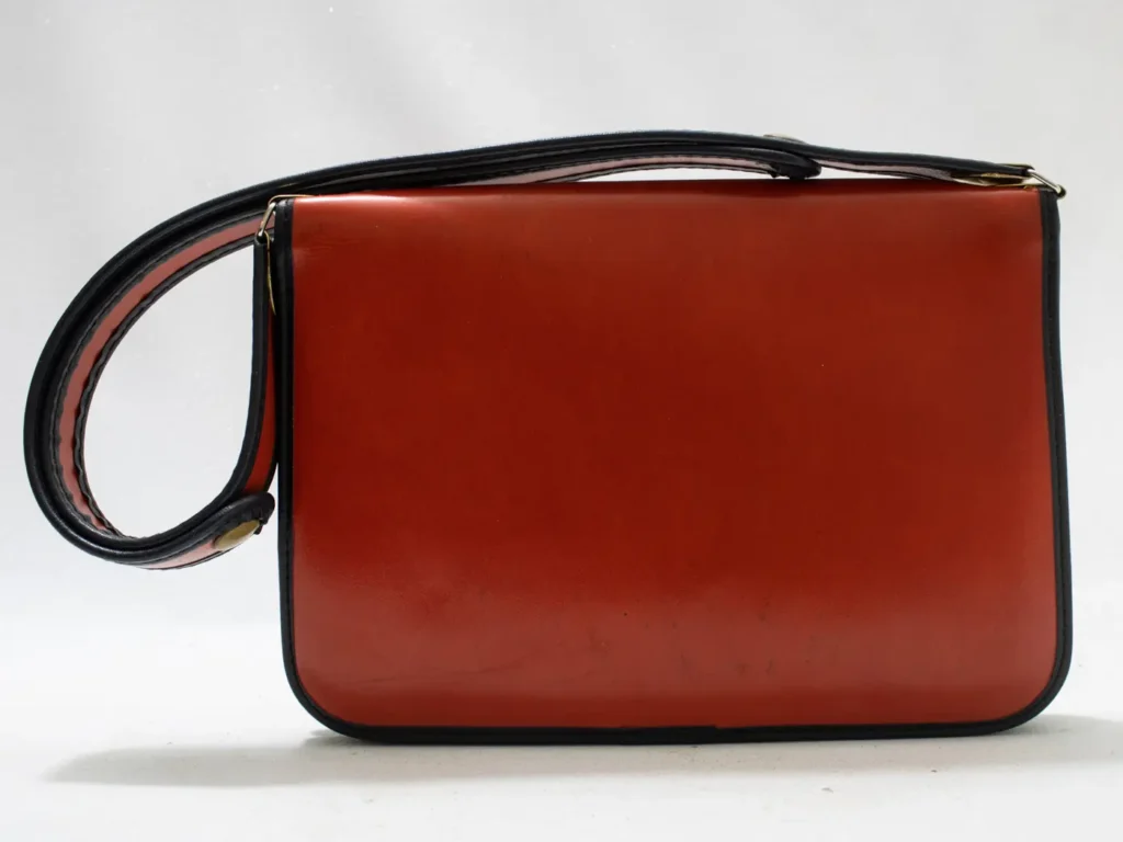 Sac à main vintage marin en cuir rouge, bleu marine et doré.