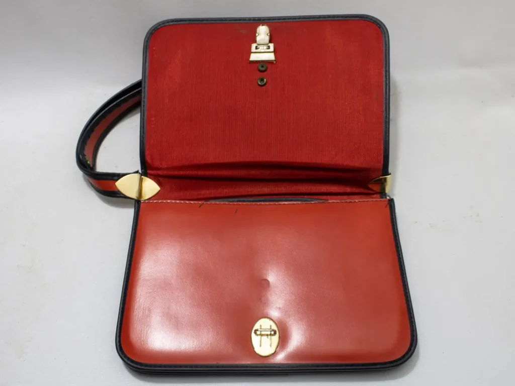 Sac à main vintage marin en cuir rouge, bleu marine et doré.