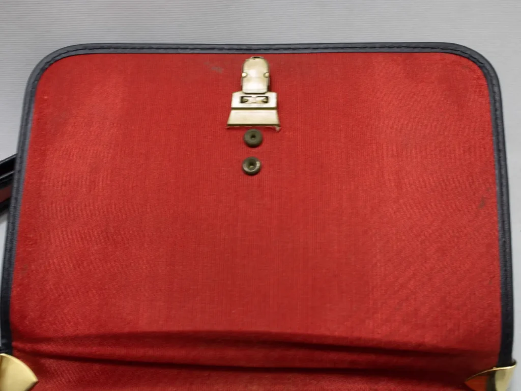 Sac à main vintage marin en cuir rouge, bleu marine et doré.