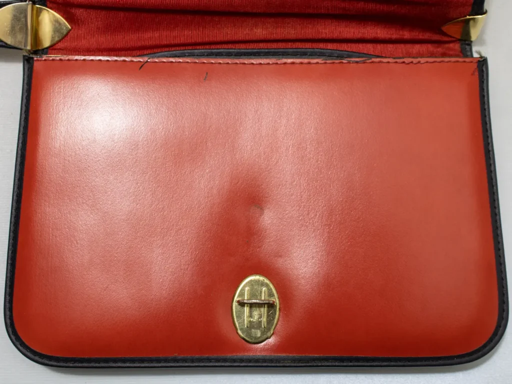 Sac à main vintage marin en cuir rouge, bleu marine et doré.
