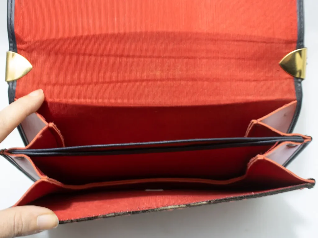 Sac à main vintage marin en cuir rouge, bleu marine et doré.