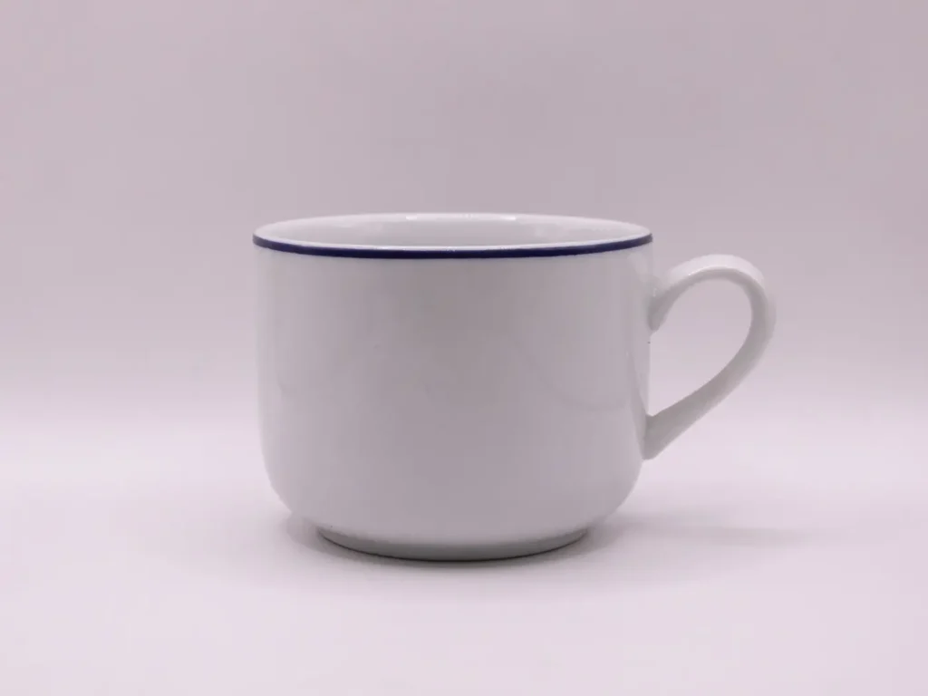 Tasse en porcelaine Pillivuyt France depuis 1818, décor bleu