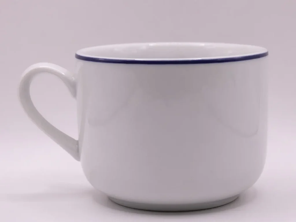 Tasse en porcelaine Pillivuyt France depuis 1818, décor bleu