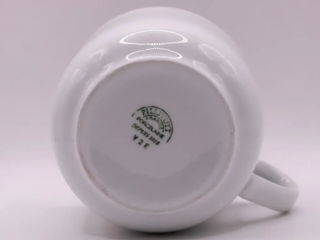 Tasse en porcelaine Pillivuyt France depuis 1818, décor bleu