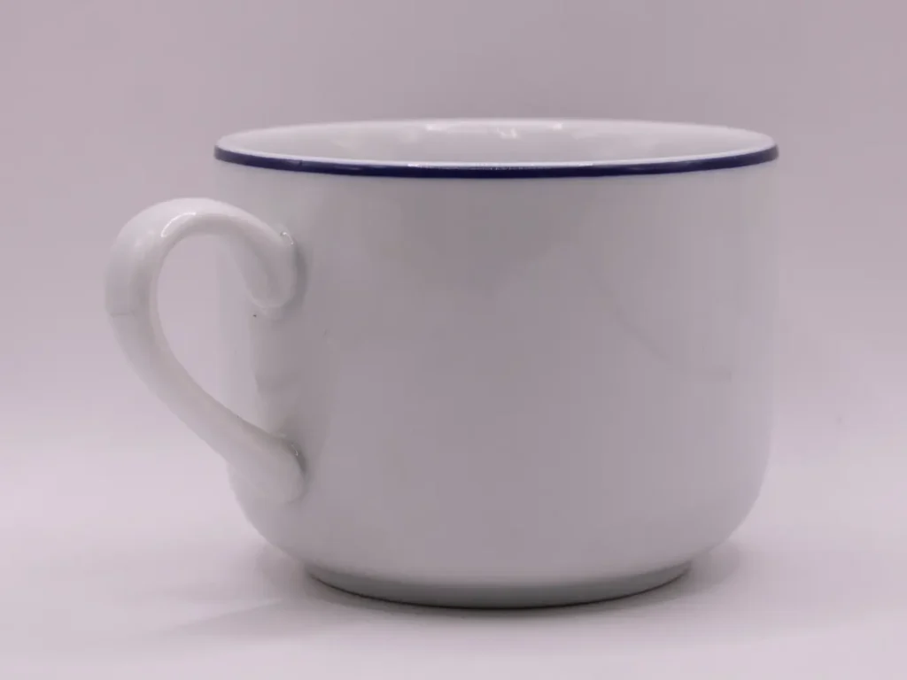 Tasse en porcelaine Pillivuyt France depuis 1818, décor bleu