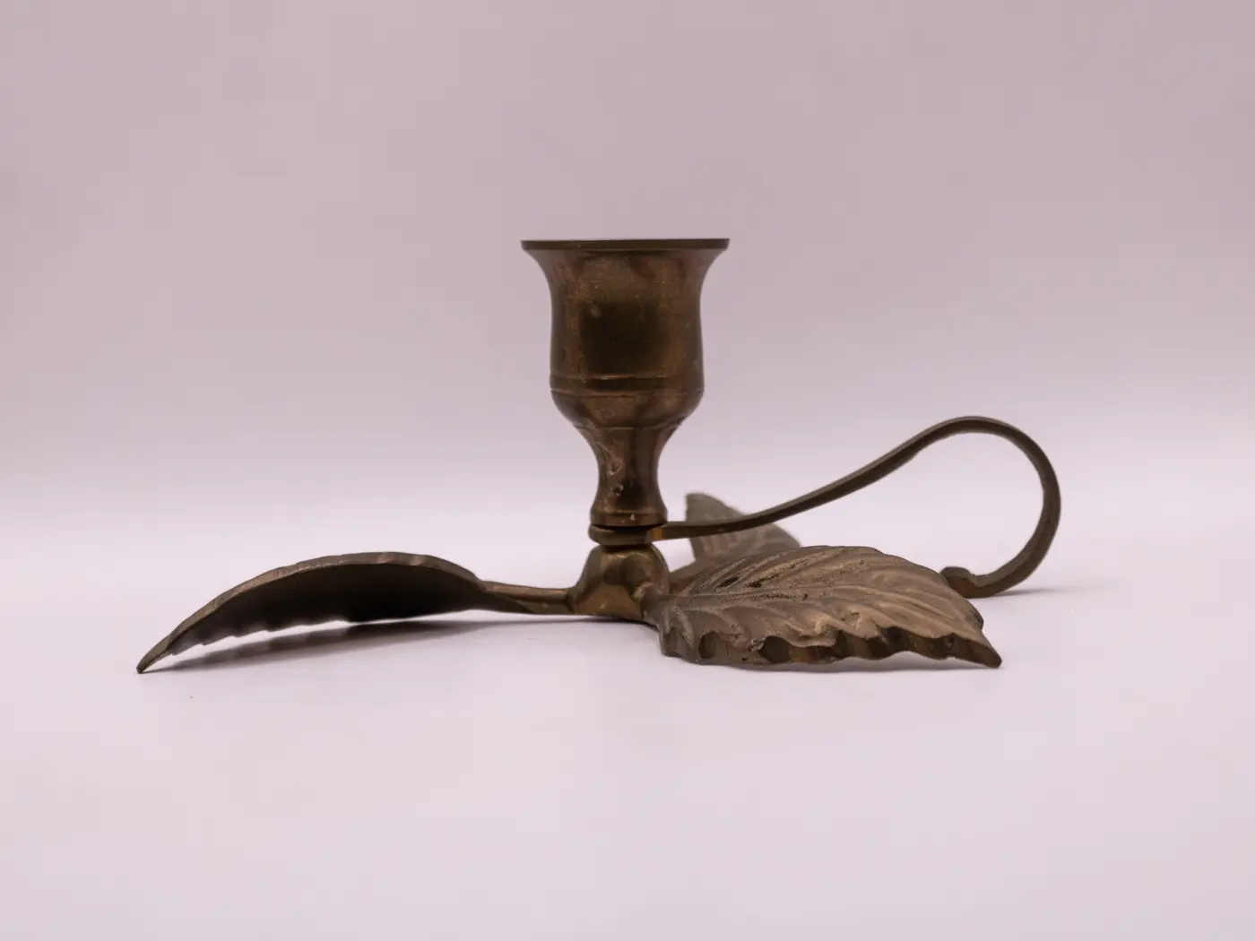 Ancien rat de cave en laiton doré décoré de trois feuilles. Ancien rat de cave en laiton doré décoré de trois feuilles.