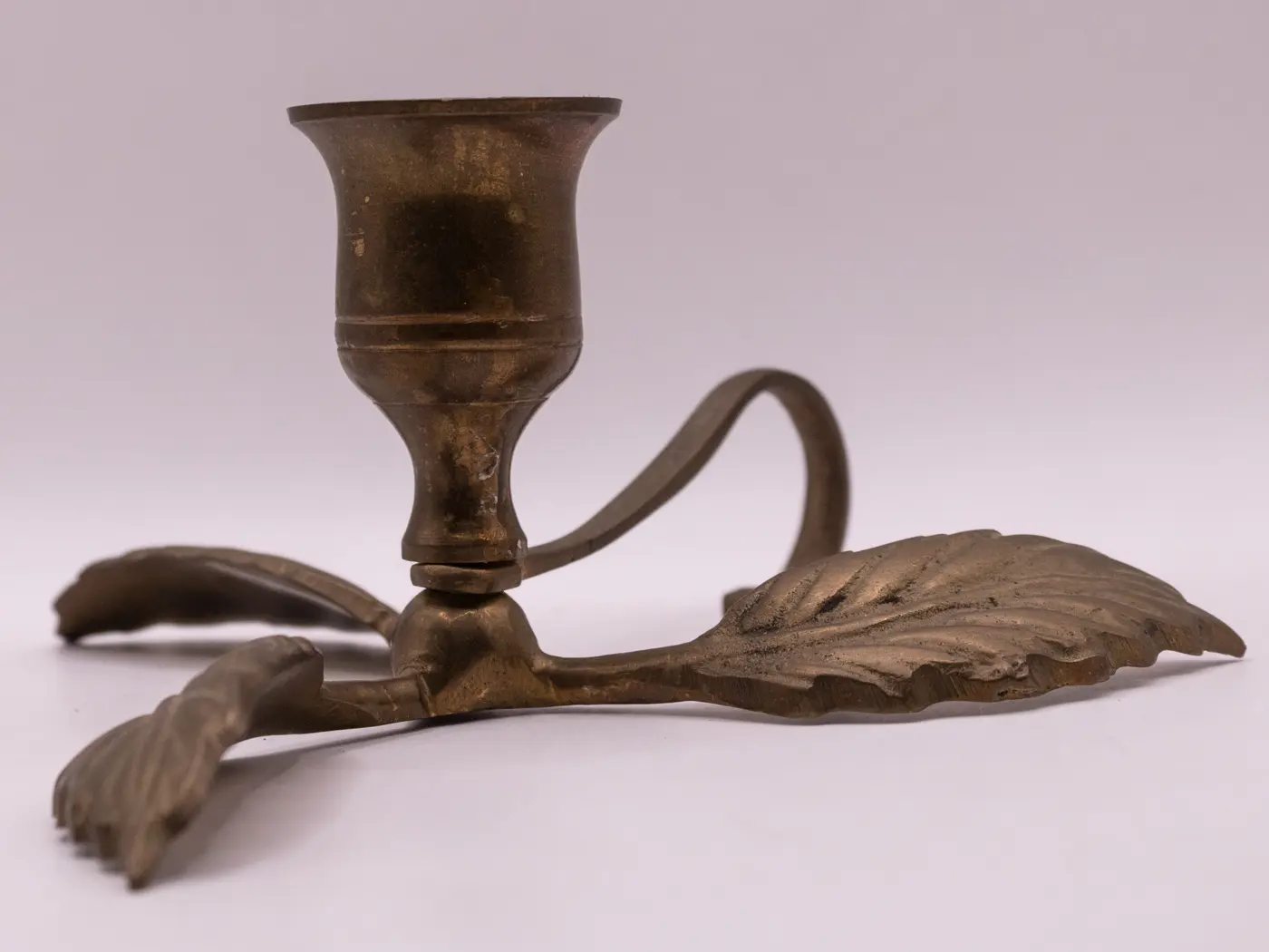 Ancien rat de cave en laiton doré décoré de trois feuilles. Ancien rat de cave en laiton doré décoré de trois feuilles.