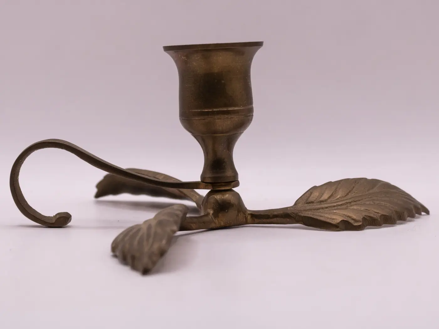 Ancien rat de cave en laiton doré décoré de trois feuilles. Ancien rat de cave en laiton doré décoré de trois feuilles.