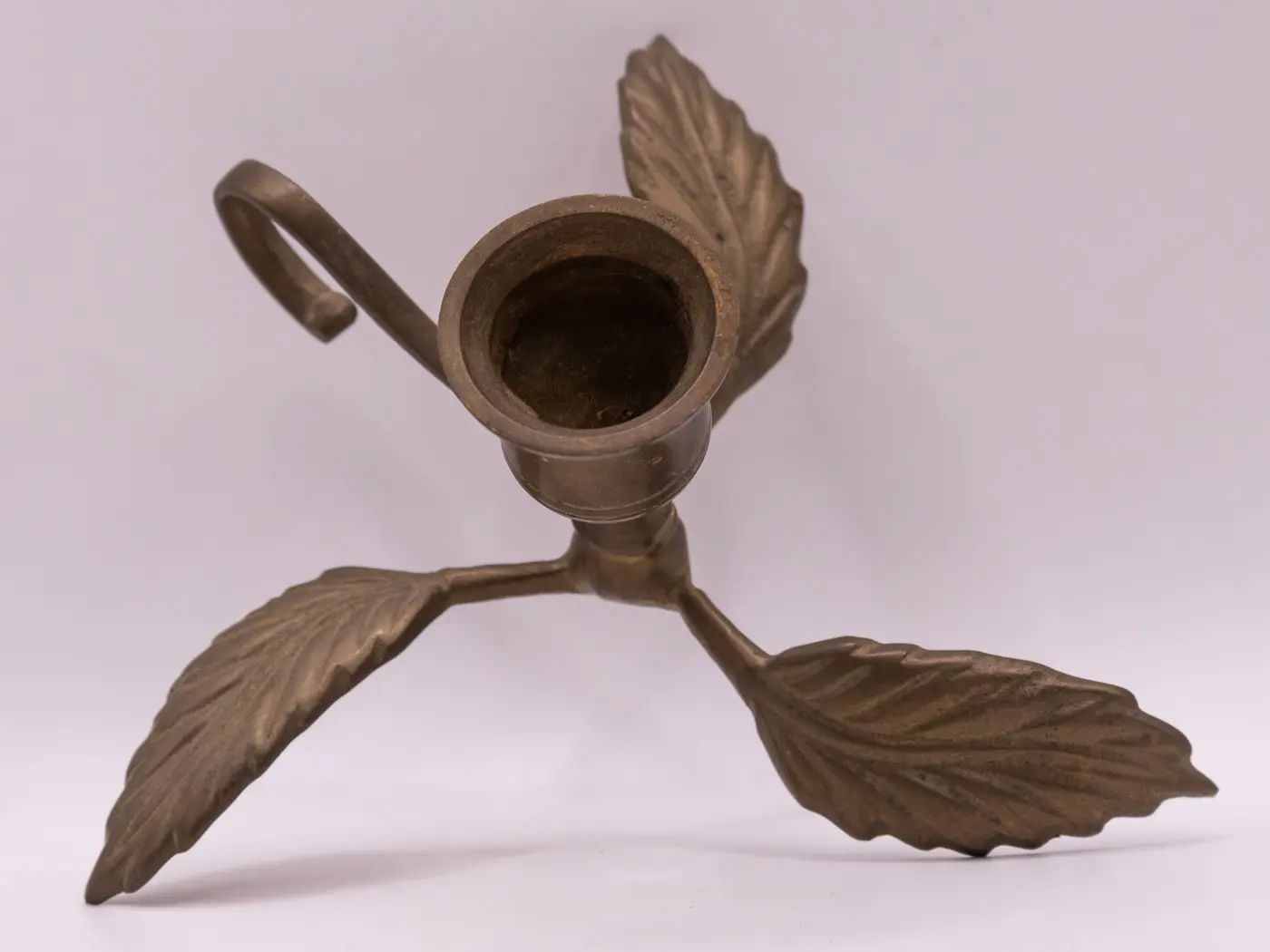 Ancien rat de cave en laiton doré décoré de trois feuilles. Ancien rat de cave en laiton doré décoré de trois feuilles.