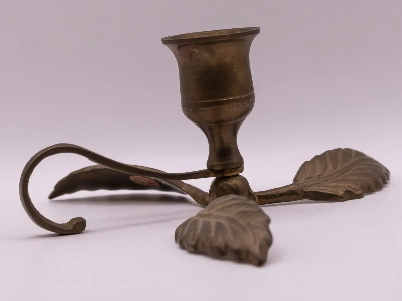 Ancien rat de cave en laiton doré décoré de trois feuilles. Ancien rat de cave en laiton doré décoré de trois feuilles.