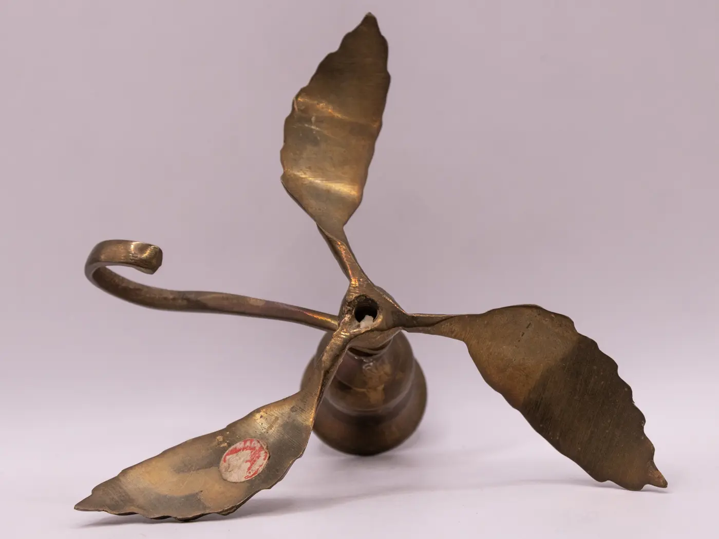 Ancien rat de cave en laiton doré décoré de trois feuilles. Ancien rat de cave en laiton doré décoré de trois feuilles.