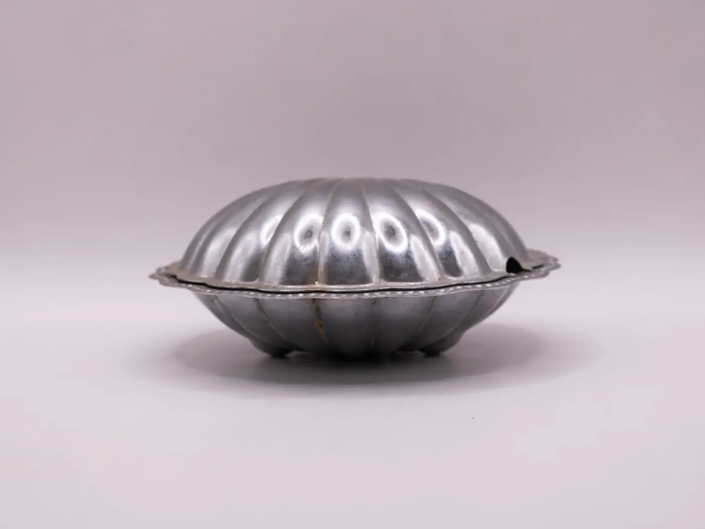 Boîte coquillage Saint-Jacques en métal argenté et verre bleu Boîte coquillage Saint-Jacques en métal argenté et verre bleu