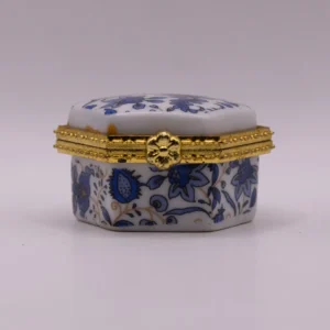 Boite Pilulier Hexagonale Céramique Motif Floral Bleu et Doré Boite Pilulier Hexagonale Céramique Motif Floral Bleu et Doré