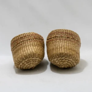 Chausson décoratif en roseau tressé à la main, touche rouge