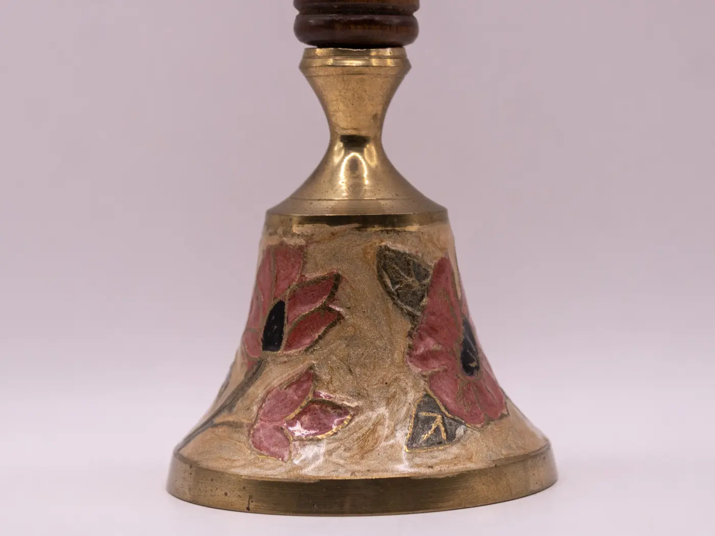 Clochette de table en bois et métal avec motifs fleurs peints Clochette de table en bois et métal avec motifs fleurs peints