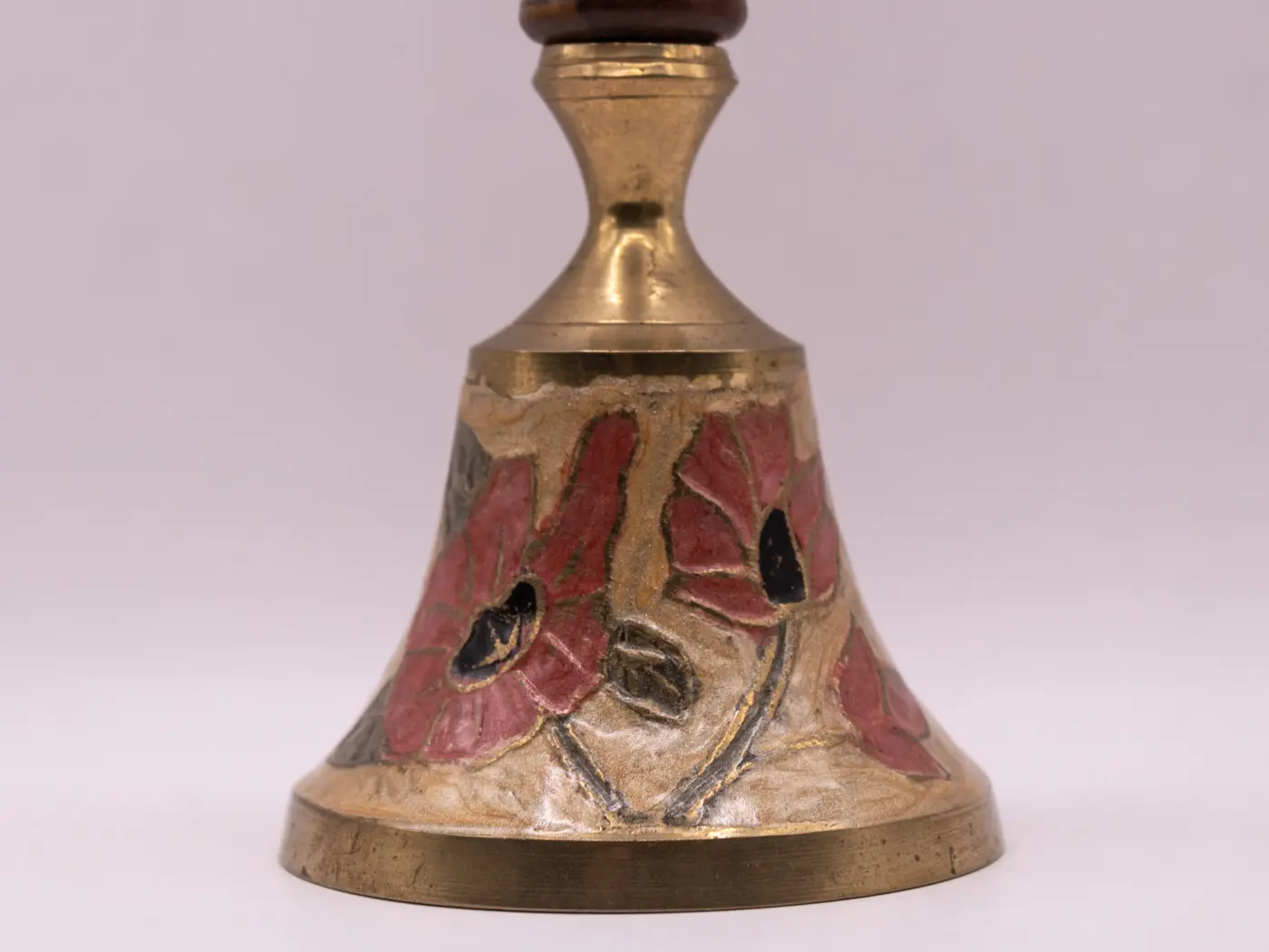 Clochette de table en bois et métal avec motifs fleurs peints Clochette de table en bois et métal avec motifs fleurs peints