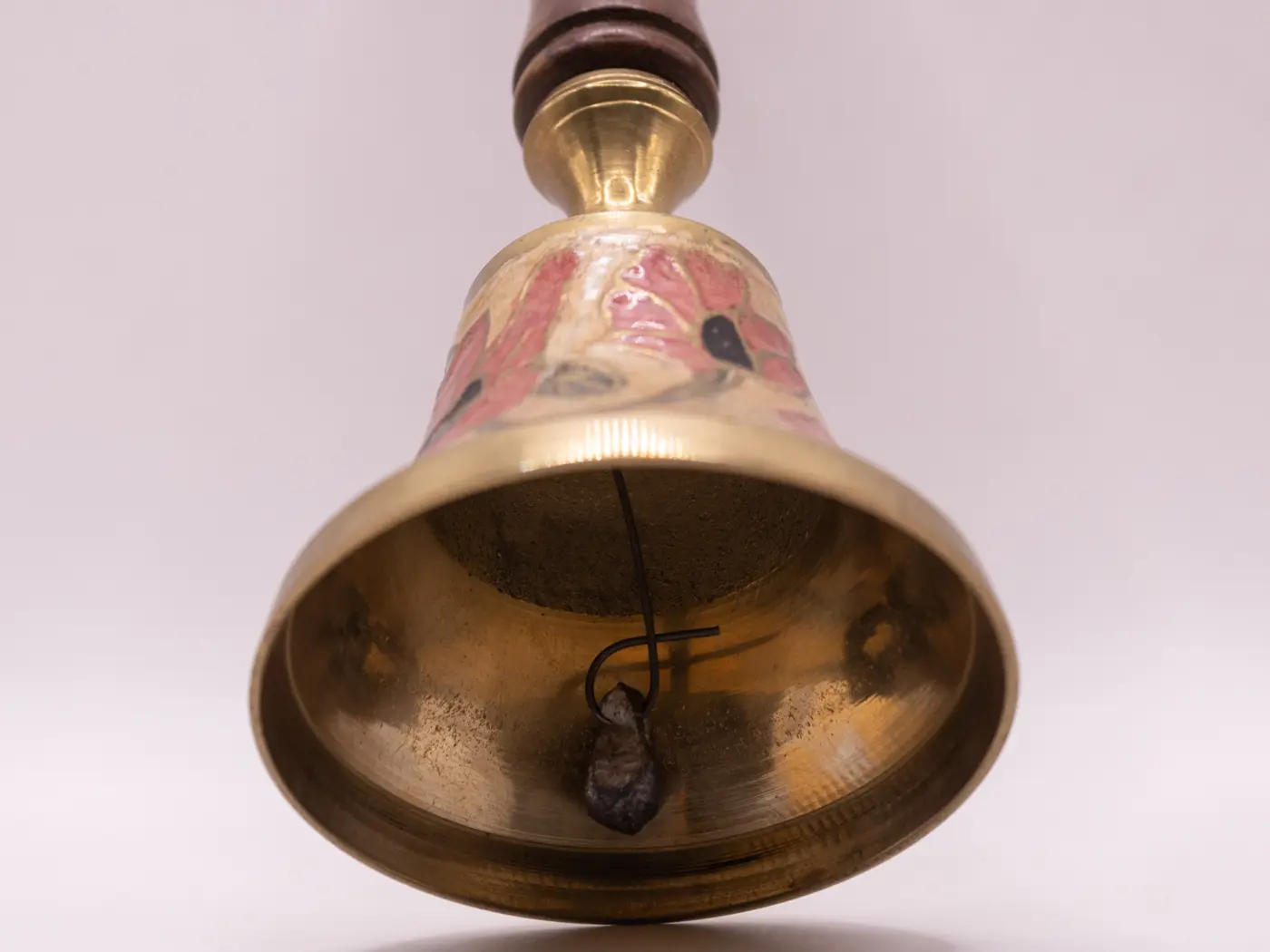 Clochette de table en bois et métal avec motifs fleurs peints Clochette de table en bois et métal avec motifs fleurs peints