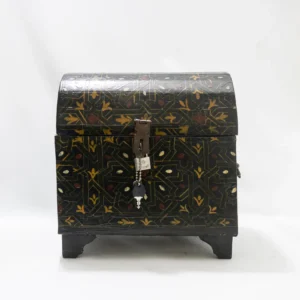 Coffret en bois laqué et peint à la main, motifs polychromes