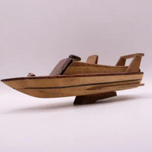 Élégante maquette de bateau de plaisance en bois artisanal