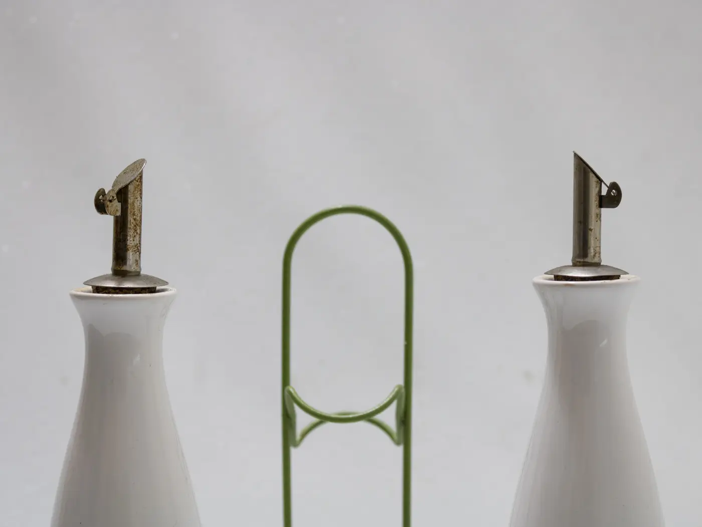 Huilier-vinaigrier en céramique à décor de violettes J.Carlton Huilier-vinaigrier en céramique à décor de violettes J.Carlton